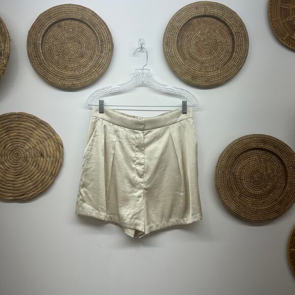 Abercrombie Off White Cream Neutral High Rise Satin Short Medium Minimalist - Picture 2 of 4